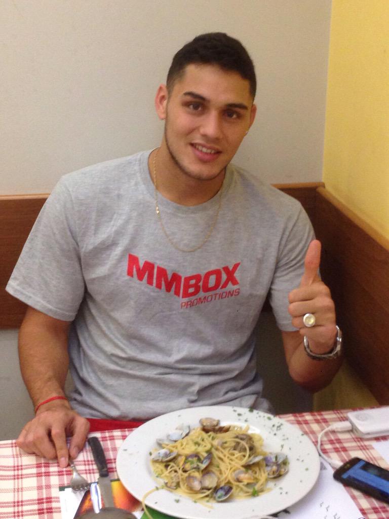 YamilPeraltaBox's tweet photo. Gracias @MorenoMunicipio y @mmboxpromotions ! Vamos Argentina! http://t.co/Qc8xEQRNMf