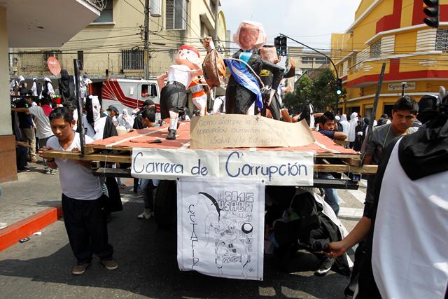 prensa_libre's tweet photo. Sancarlistas convocan a huelga extraordinaria contra la #corrupción ► http://t.co/JGIxk19B2P http://t.co/FViXvRlowt