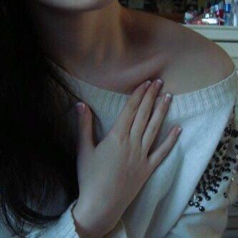 قال لي +عّازّفُ الُامُلُ
تحاصرك جميع النساء لكنك لاتنظر الا لي 
فأجابني جميع النساء نحل وانتي مليكتهن