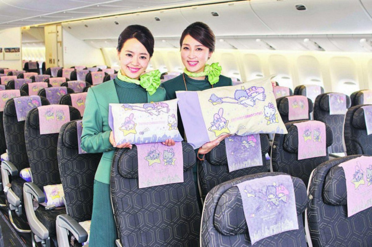 tdy_T's tweet photo. 8 things you must do on EVA Air's #HelloKitty planes http://t.co/Er3AzG227e #evaairhellokitty http://t.co/gHz449eIvu