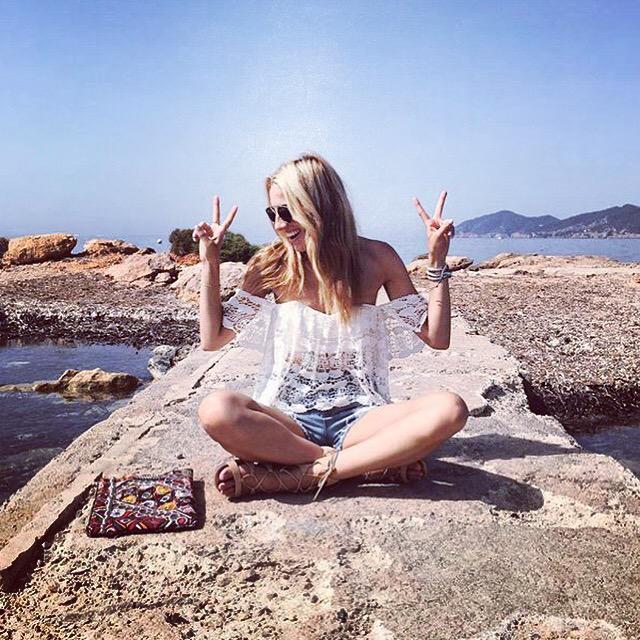 BySimoneCamille's tweet photo. The Super Cute @lisadnyc Running around Spain with our #Vintage Clutch http://t.co/aNVsAtA9bv