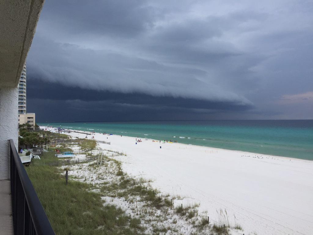 bazybarn's tweet photo. @weatherchannel #shelfcloud #pcb http://t.co/ESWeyI58kk