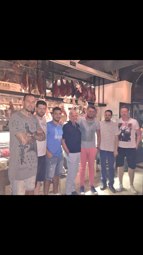DjoDjoDr's tweet photo. Sunka, pecenice, Ivkovici i ekipa :) http://t.co/H4reKXf6o3