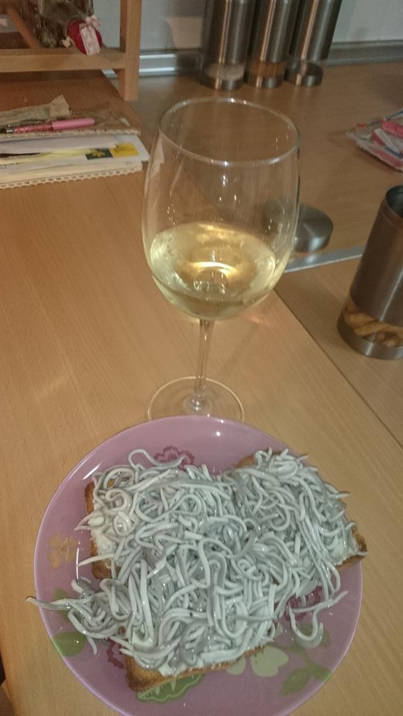 isa_escacena's tweet photo. No hace falta invitar a nadie para pegarte un homenajiyo en la cena😁#guleando http://t.co/1DUjnOTUyk