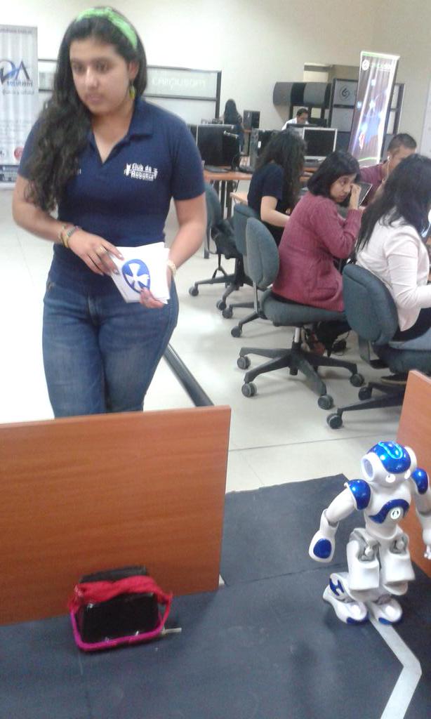 prendho's tweet image. Grupo #2 presenta recorrido #RobotNAO en evaluación final #RetosUTPL @utpl @fdsloja