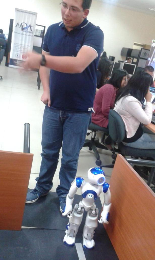 prendho's tweet image. Grupo #2 presenta recorrido #RobotNAO en evaluación final #RetosUTPL @utpl @fdsloja