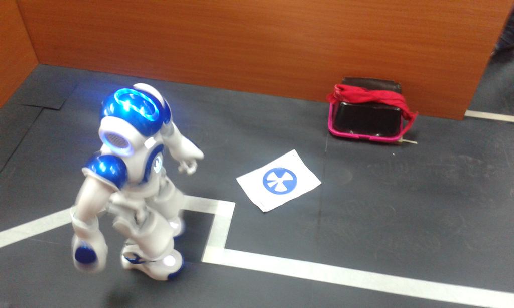 prendho's tweet image. Grupo #2 presenta recorrido #RobotNAO en evaluación final #RetosUTPL @utpl @fdsloja
