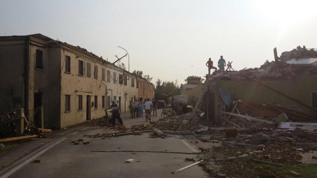 rubi_bon's tweet photo. Sembra come dopo un bombardamento  #tornadoriviera #maltempo http://t.co/7fgSSdMpCy
