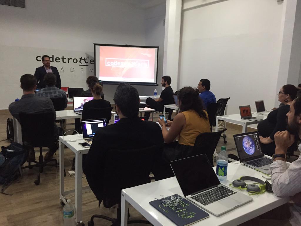 We're kicking off the first programming class #rockstar #coding #talentolocal <a href="/pilotolabs/">Piloto Labs</a> @PRScienceTrust