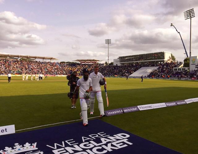 Australia encounters new Root sen.lu/1foJVQG #Ashes2015 <a href="/bradeningram/">Braden Ingram</a>