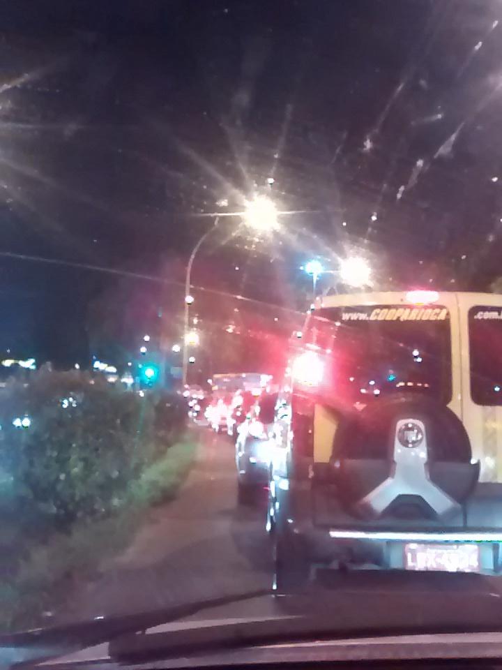 UhuJohn's tweet photo. @LeiSecaRJ essa rua fica atrás do Barra Shopping tudo parado! http://t.co/EgezlaA4Q1