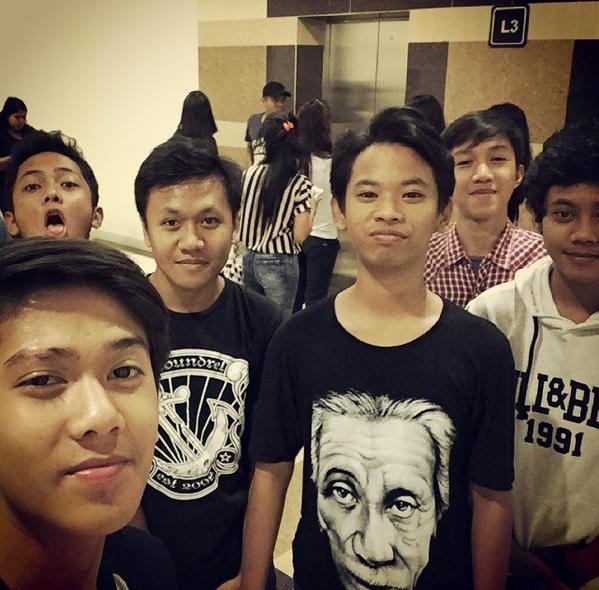 CJRLebihBaik_'s tweet photo. WITH TEMEN KOMPLEK 😋 http://t.co/Y6uM37kSpR