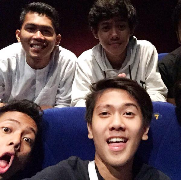 CJRLebihBaik_'s tweet photo. WITH TEMEN KOMPLEK 😋 http://t.co/Y6uM37kSpR