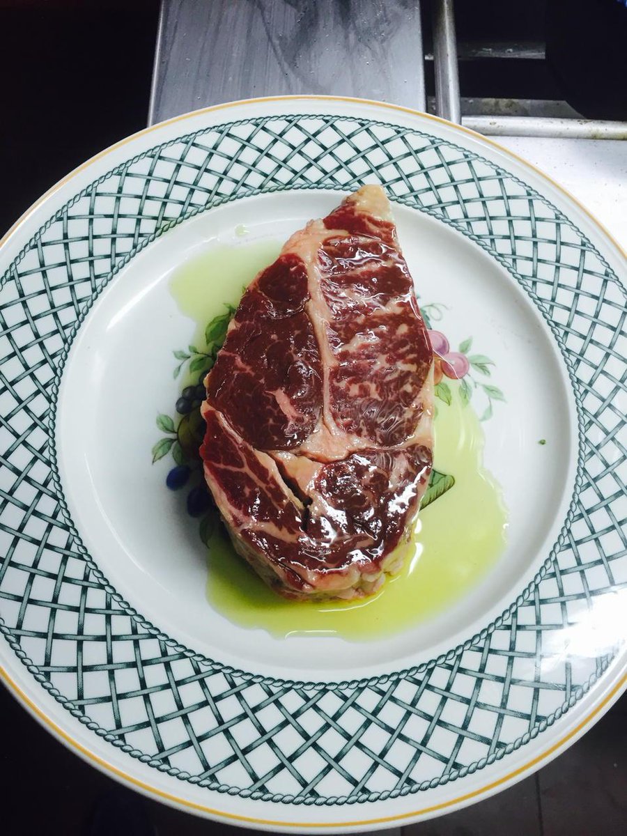 norbejorge's tweet photo. Viva la dieta paleo. Sobre todo si eres amigo/fiel cliente desde 1988 de Cesareo Gómez en el mercado de Chamartin http://t.co/rn51yxf5zR