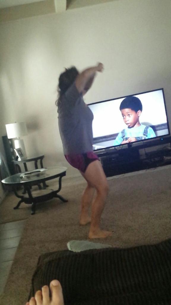 alyssaamaro06's tweet photo. When you dancing like a hoe and the lil boy looks at you like this 😂 http://t.co/k4UomGtlA3