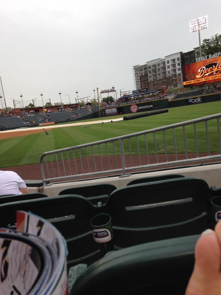 EllysToe's tweet image. Having a great time at the game!