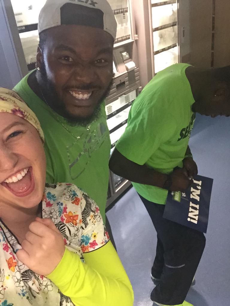 ShallynStrahle's tweet photo. Thanks for brighting my day and the kids in pediatrics💚💙 @jstaten90 @MrHyde_24 http://t.co/T4KKe6ogFY