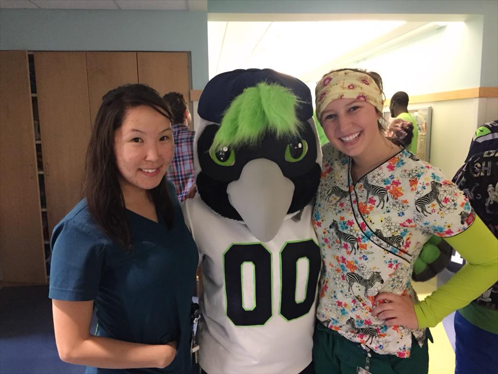 ShallynStrahle's tweet photo. Thanks for brighting my day and the kids in pediatrics💚💙 @jstaten90 @MrHyde_24 http://t.co/T4KKe6ogFY