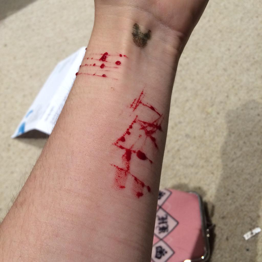 distortednymph's tweet photo. i am a worthless fat piece of shit http://t.co/WuXuz8jYMm