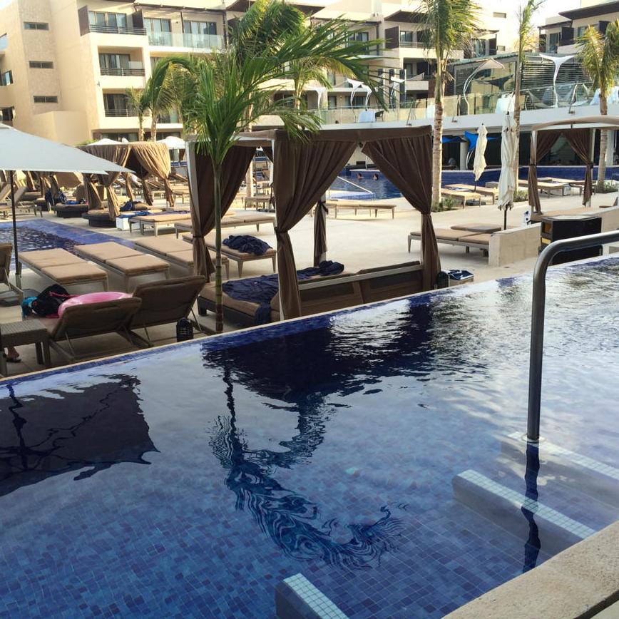 dwyer_geoff's tweet photo. My swim up room to hot for me after 20 beers in the day I now look like a tomato #hot http://t.co/WCHcqxyydV