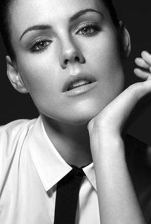 Happy Birthday to Kathleen Robertson (42) 