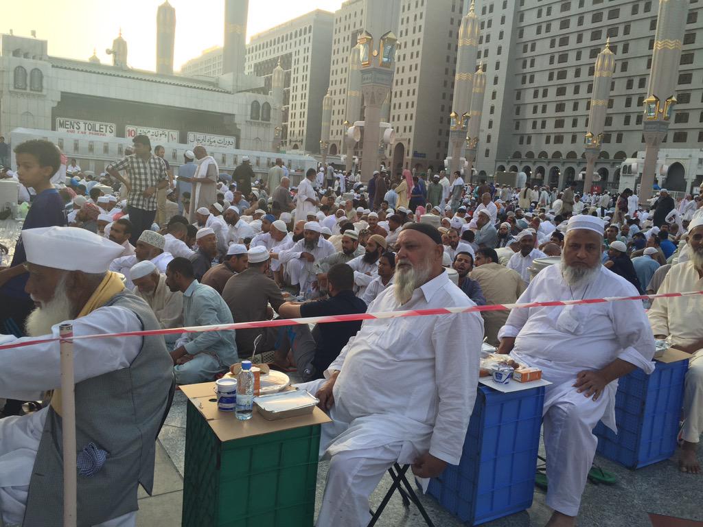 Saking berlomba menjamu yg akan berbuka, maka disiapkan juga bagi yg ingin duduk di kursi dan ada meja