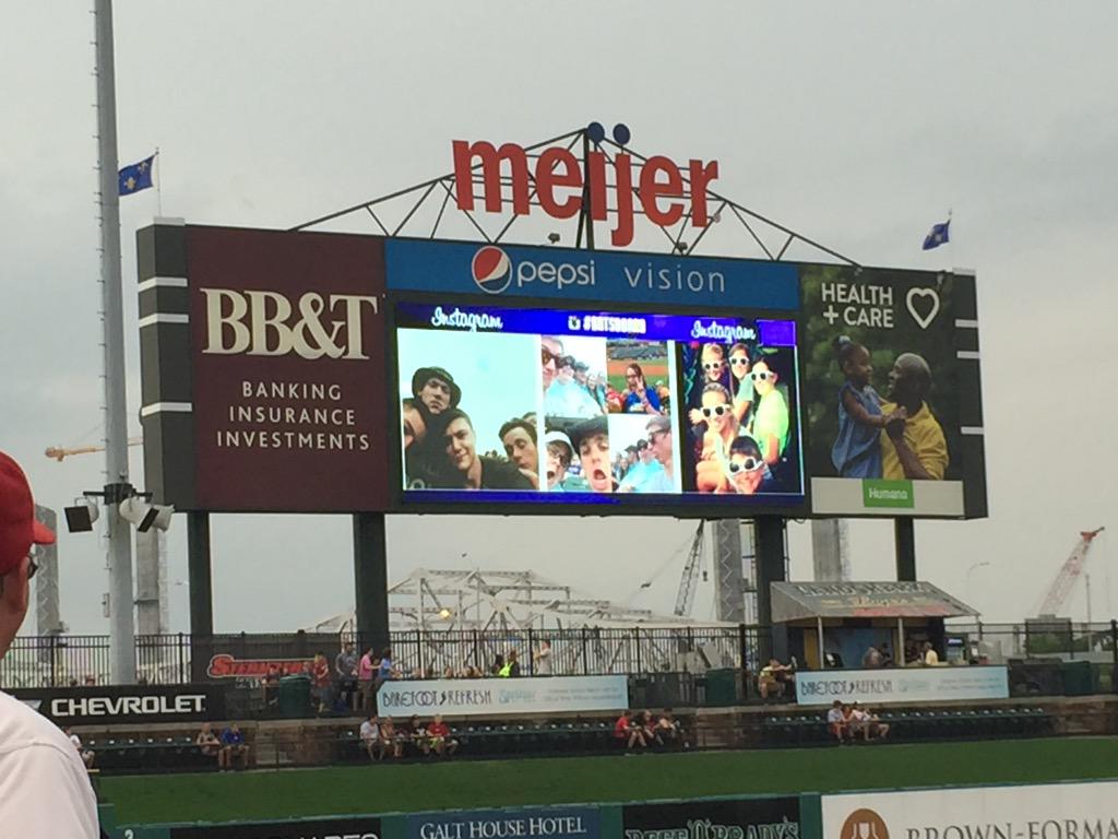 mamajonib's tweet photo. We made the #BatBoard!! #nyc15lou #knyi ⚾️ @GNisly #Lanie http://t.co/koc3lXAZq4