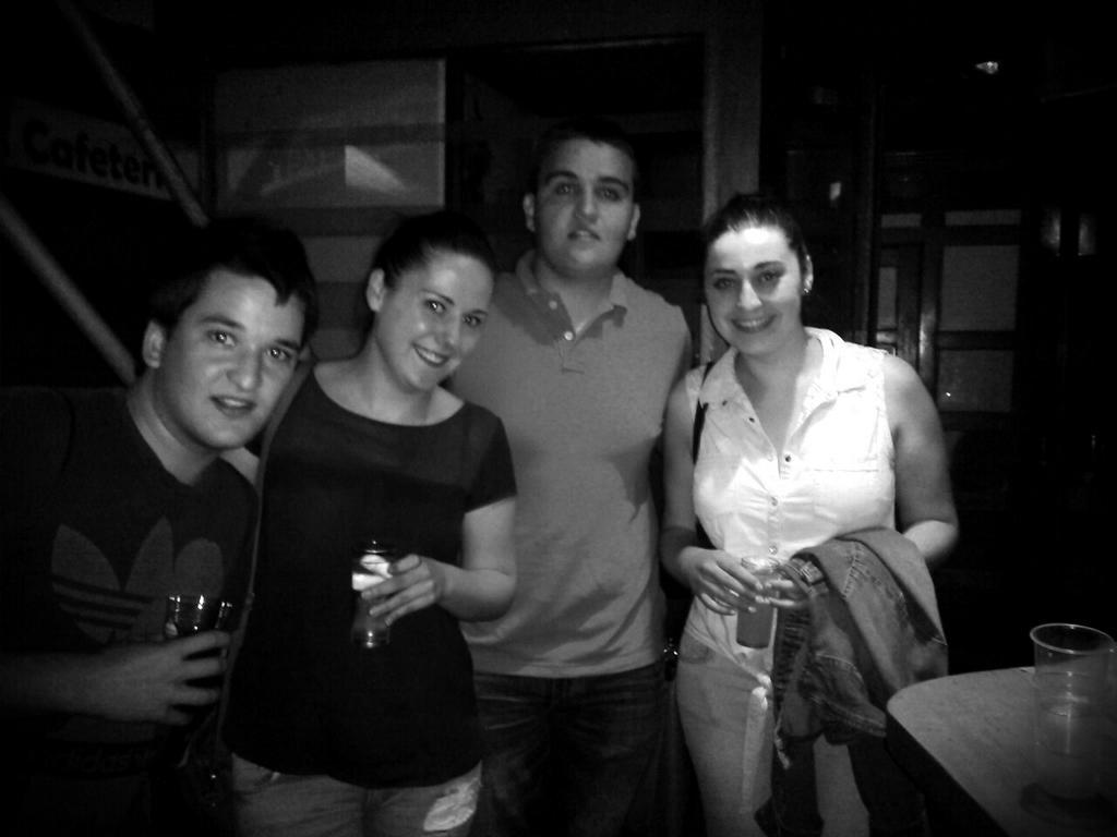 ursula_mg's tweet photo. Ya no se puede salir de tranquis ni un miercoles! Jajajaja http://t.co/8NnWztnwiS