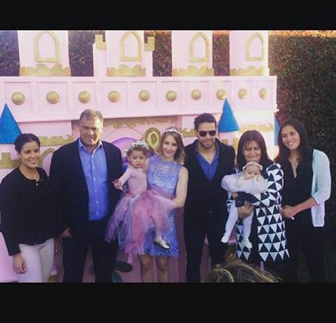 dominiqueTaron's tweet photo. Celebración adelantada de mis cumpleaños #2 😘 http://t.co/SFJAC2E4se