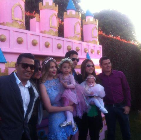 dominiqueTaron's tweet photo. Celebración adelantada de mis cumpleaños #2 😘 http://t.co/SFJAC2E4se