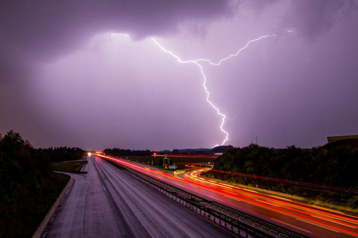 elespectador's tweet photo. Impactantes imágenes de rayos en Alemania. http://t.co/O5LSSU0MCV http://t.co/bTT3RNyiJR