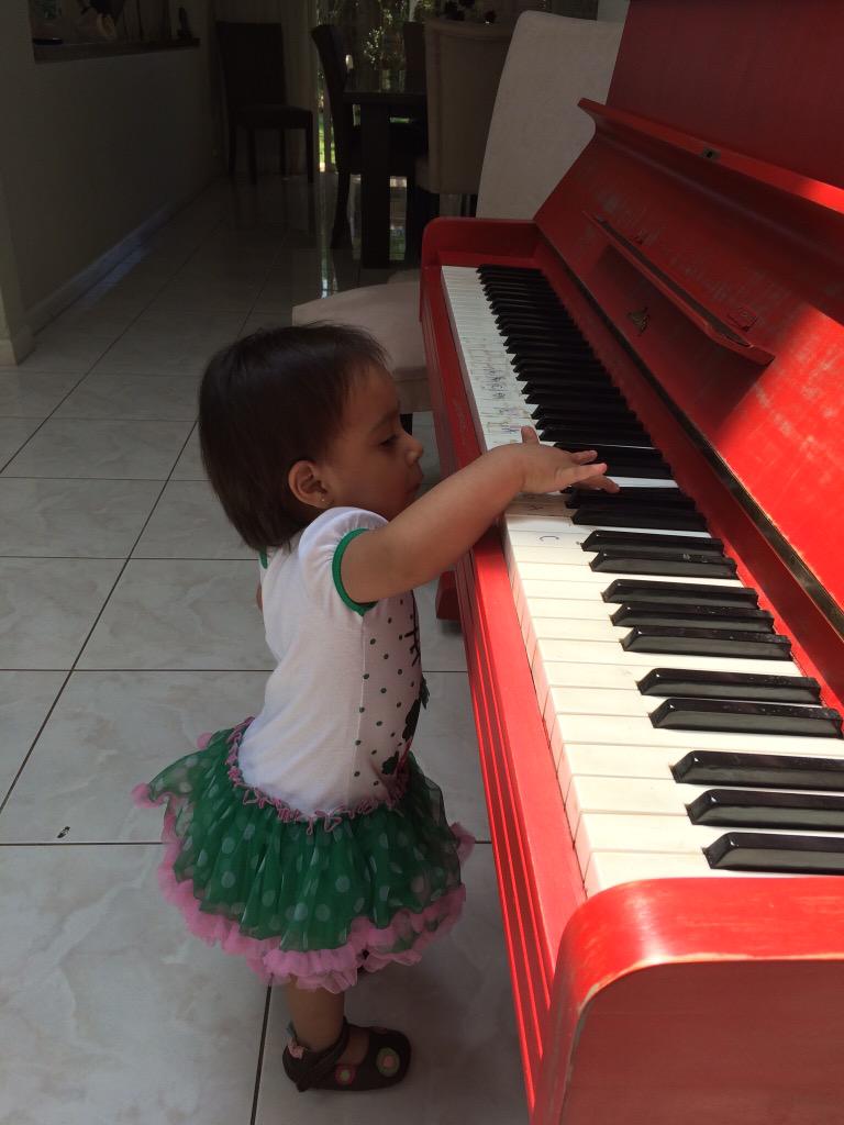 lamaremoran's tweet photo. Happy birthday to you 🎹🎵🎶🎧🎤🎂🎂🎉🎁 @rojo_andres8 😘 http://t.co/khO1FObblv