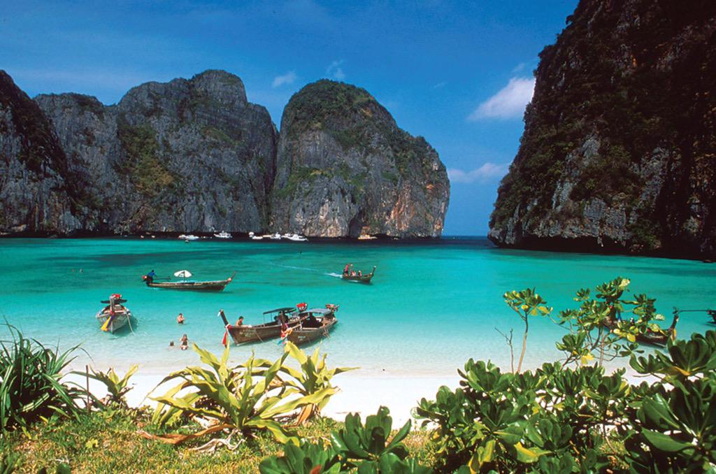 TommyBB11's tweet photo. 2 weeks boys! 😬🍹#Singapore #Thailand http://t.co/i3D2ziNIa6