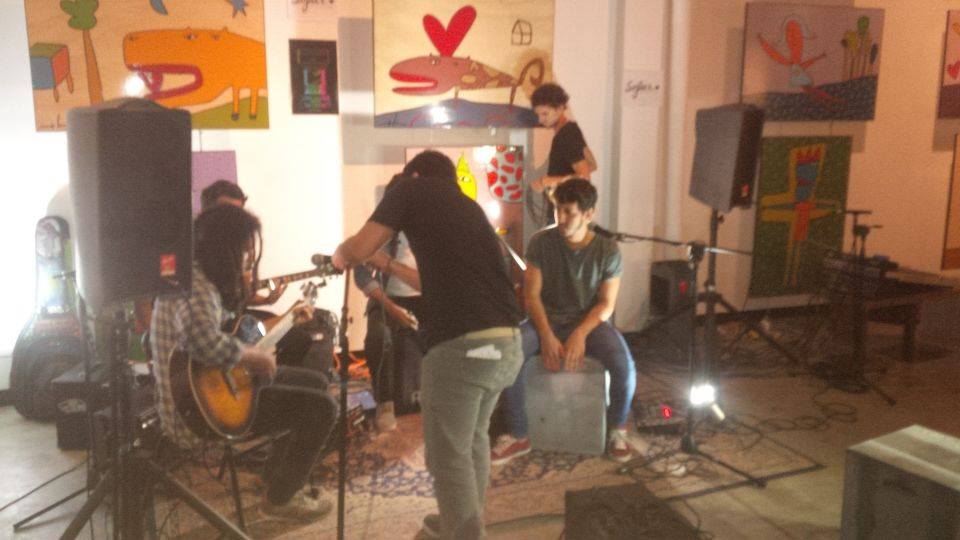 Esto fue en nuestro tercer show de Sofar. ¿Qué te parece el ambiente?