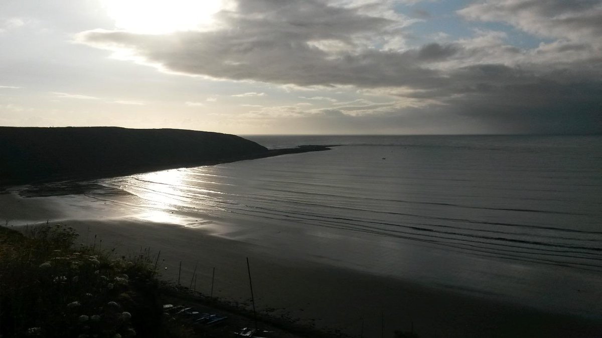 holmesybigP's tweet image. Perfect start to day. Sun rise over Filey &amp;amp; cup of @TaylorsTea whilst family sleep.  #YorkshireTree