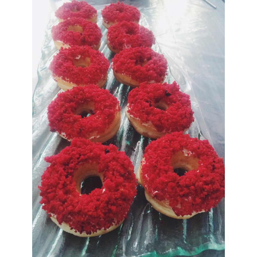 dapurroti_kopi's tweet photo. Mau donat red velvet? Silahkn mampir ke booth kita ya. Kita buka mulai jm 2 siang @kabarLMG @infoLMG @lamongan_update http://t.co/NUPXdkuoba