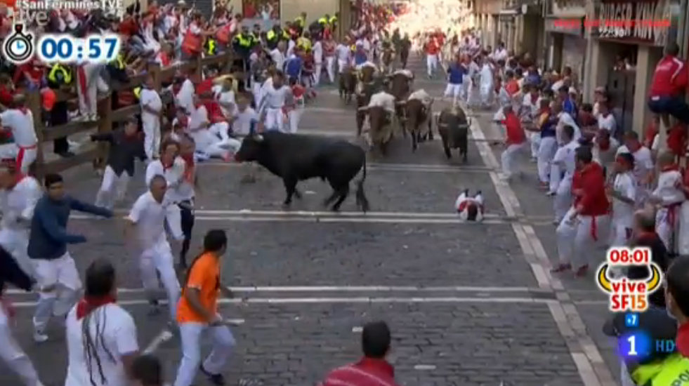 rtve's tweet photo. Un toro adelantado siembra el peligro en el tercer encierro de San Fermín 2015 http://t.co/Hy290ZxAmB #SanFerminesTVE http://t.co/PoREg6f2JE