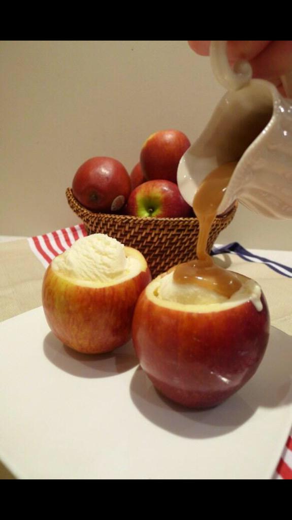 FoodPornv's tweet photo. apples w ice cream &amp; carmel ❤️ http://t.co/TOb13ux1QU