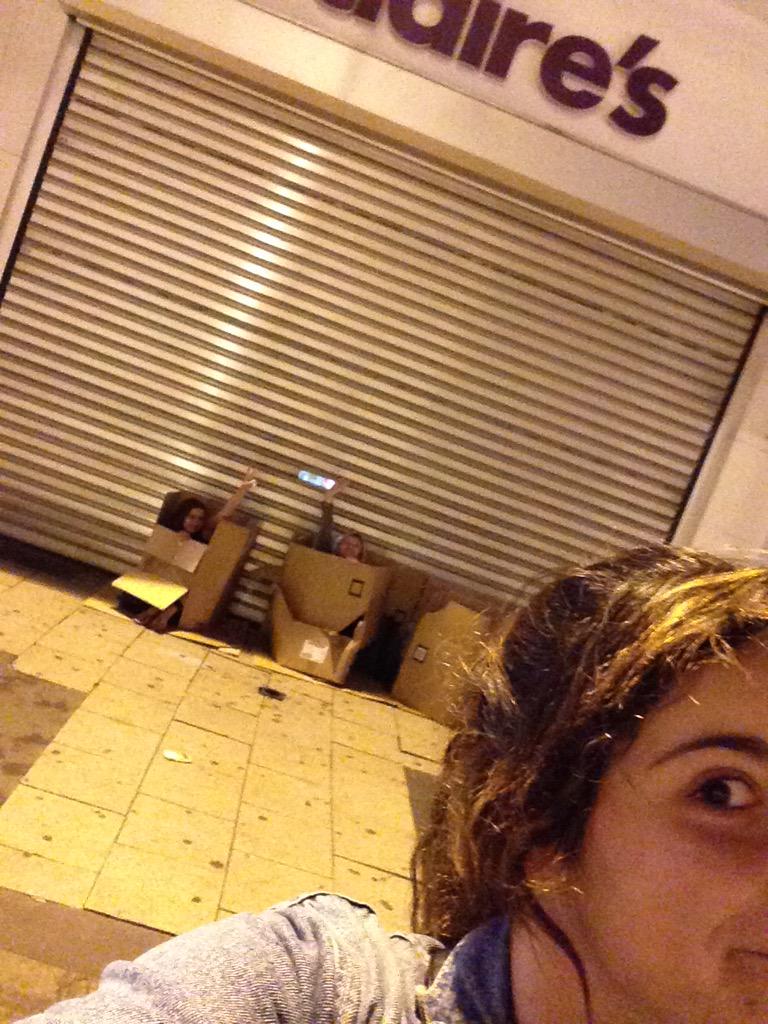 gwenn77's tweet image. 3 french surprises boxes are waiting for @TheVampsband in front of @ClairesEurope since 2:30 am! See ya there guys ❤️