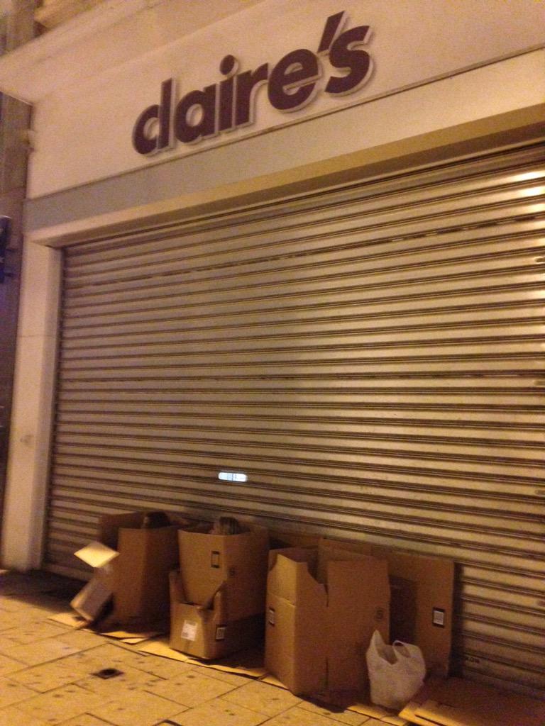 gwenn77's tweet image. 3 french surprises boxes are waiting for @TheVampsband in front of @ClairesEurope since 2:30 am! See ya there guys ❤️