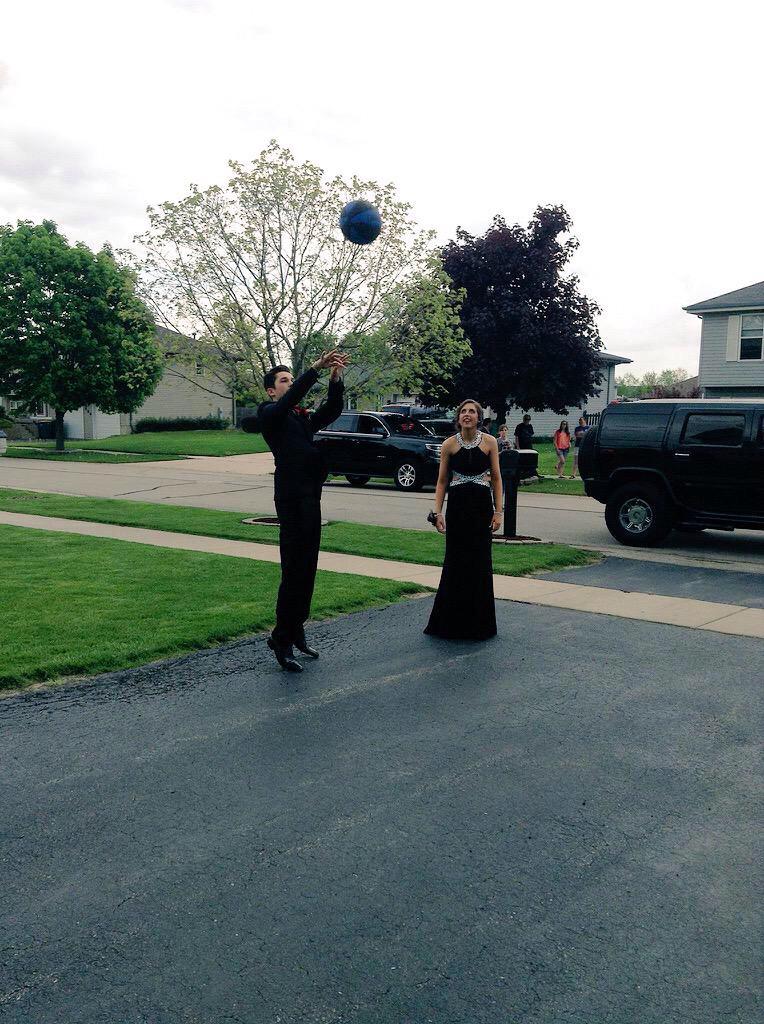 TateWeTrust's tweet image. RT IF YOU THINK @AUSTINMAHONE SHOULD TRADE ERIC FOR ME! #BallLikeImAshley