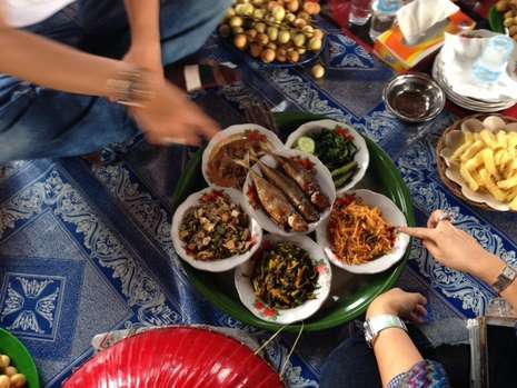 detikcom's tweet photo. #travelhighlight Tradisi Bedulang, Pesta Makan Saat Lebaran di Bangka http://t.co/YbqDp5V6Rz via @detiktravel http://t.co/A5zZjw2RKv