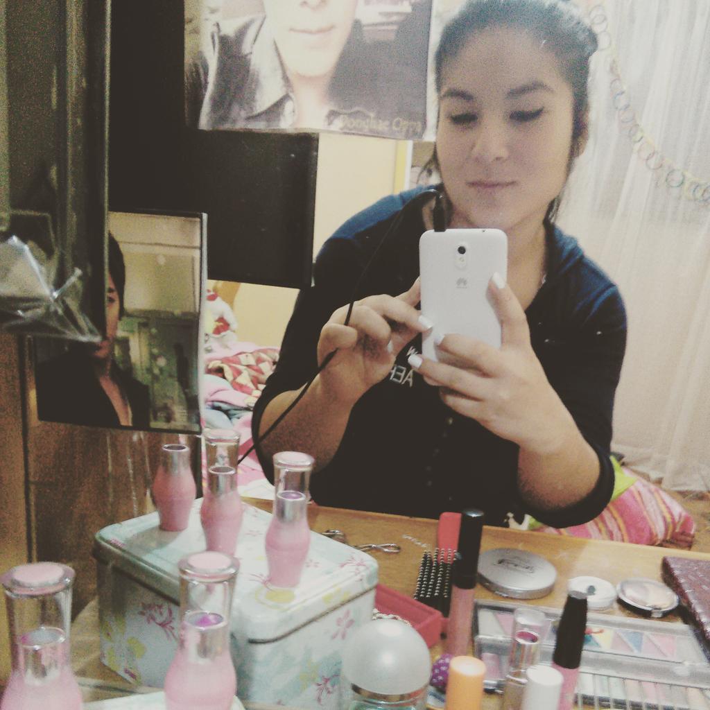 IaKiara's tweet photo. Estrenando celular nuevo jajajaja http://t.co/ZgNy53ciNj