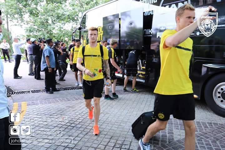 ripsterf47's tweet photo. Ketibaan pasukan Borussia Dortmund di Thistle Hotel, Jb. http://t.co/THDvC38SaS