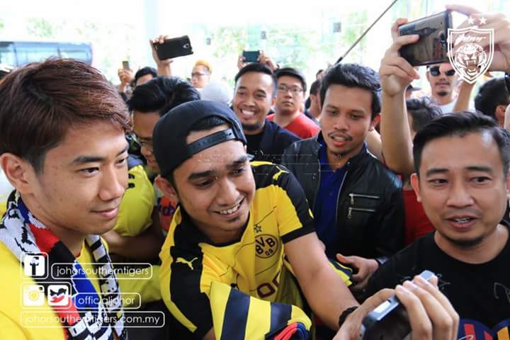 ripsterf47's tweet photo. Ketibaan pasukan Borussia Dortmund di Thistle Hotel, Jb. http://t.co/THDvC38SaS