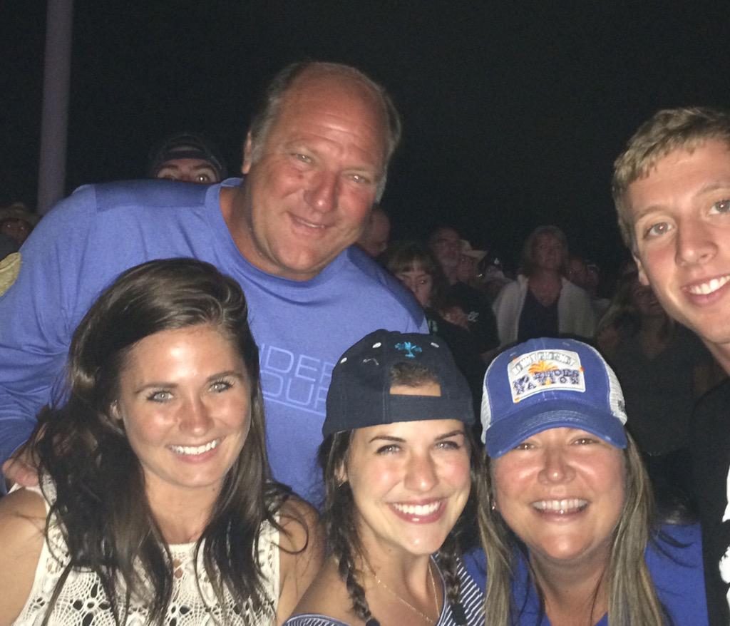 leahhgracee's tweet photo. Awesome night at CMAC with @kennychesney and crew! Especially my crew 😊 @925WBEE #925wbee #kenny http://t.co/jBD5XUsZyd