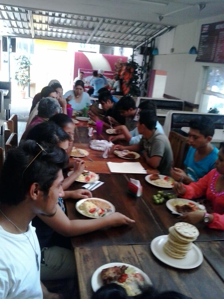 UrielCastro24's tweet photo. Mis amigos de la Red de Jovenes Ambientalistas http://t.co/hi2gVEDyNS