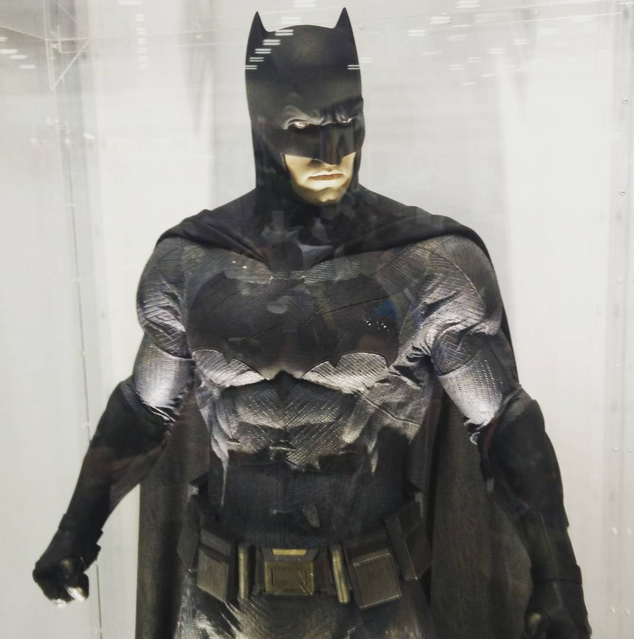 splitscreenfeed's tweet photo. This #dawnofjustice #batman costume bangs. Hard. #SDCC #SDCC2015 #gaming #videogame #videogames #DC #DCComics #Comics http://t.co/ElmHBUeEyP