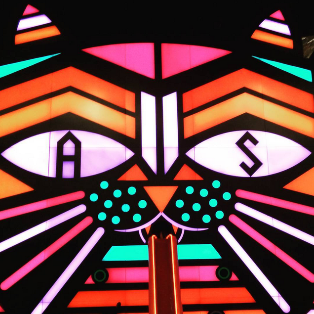 splitscreenfeed's tweet photo. The #AdultSwim giant neon kitty will hypnotize you, and then eat your soul. #SDCC #SDCC2015 http://t.co/gXOA1yBeIq