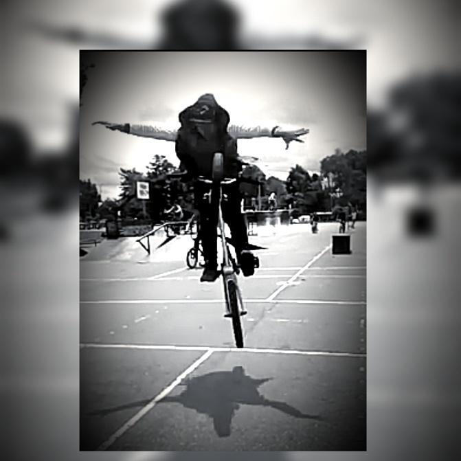 Moreno18N's tweet photo. Bmx my life 👌
No soy un criminal tan solo soy un deportista urbano 👌👌👊
#bmx #instabmx #freedbikes http://t.co/zKZSrTHOmx